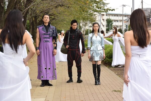 ゲイツの前にスウォルツとオーラが登場
