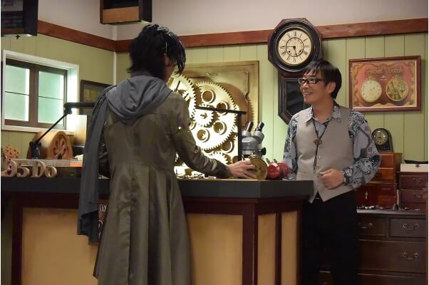 時計の修理を依頼するウォズ