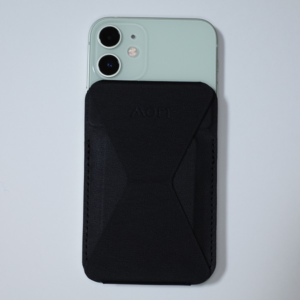 MOFT Snap-On Phone Stand & WalletブラックをiPhone12miniに装着