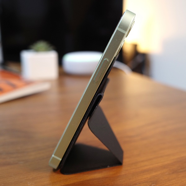 MOFT Snap-On Phone Stand & WalletブラックでiPhone12miniを縦置き（サイド）