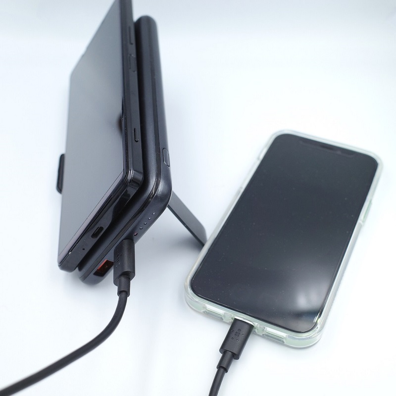 AUKEY Basix Pro(PB-WL02S)でQiワイヤレス充電と有線USB-Cでスマホを2台同時充電
