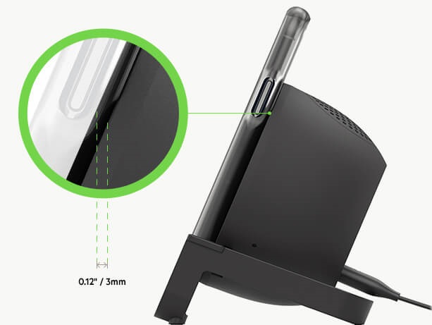 Belkin BOOST↑CHARGE Wireless Charging Stand 10W + Speakerでケース付きのスマホを充電