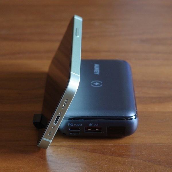 AUKEY Basix Pro Mini(PB-WL01S)のスタンド使用例(横置き)横から