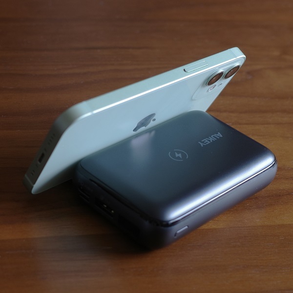 AUKEY Basix Pro Mini(PB-WL01S)のスタンド使用例(横置き)後ろから