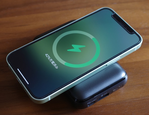 AUKEY Basix Pro Mini(PB-WL01S)でiPhone12miniをワイヤレス充電(横置き)