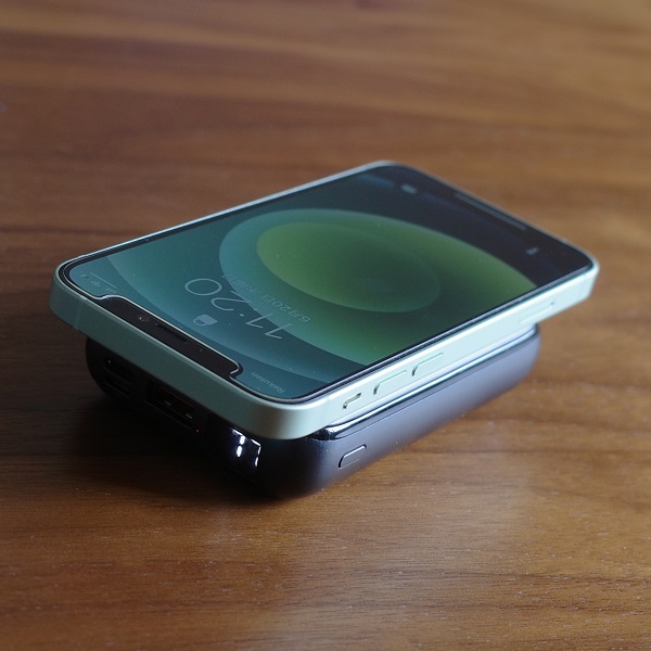 AUKEY Basix Pro Mini(PB-WL01S)でiPhone12miniをワイヤレス充電(縦置き)
