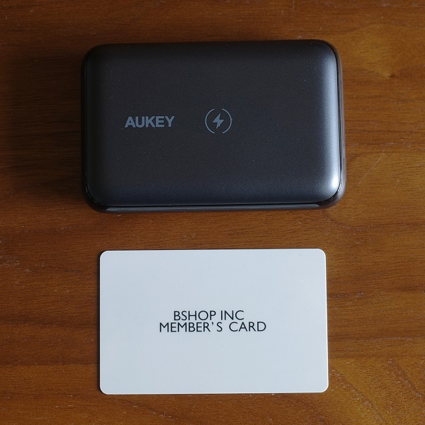 AUKEY Basix Pro Mini(PB-WL01S)とカードの比較