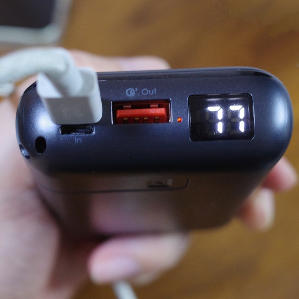AUKEY Basix Pro Mini(PB-WL01S)USB-C挿入中