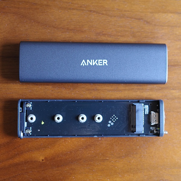 Anker PowerExpand M.2 SSD ケースの外側と内部