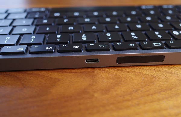 Satechi Slim X1 Bluetooth Backlit Keyboard USB-Cポート