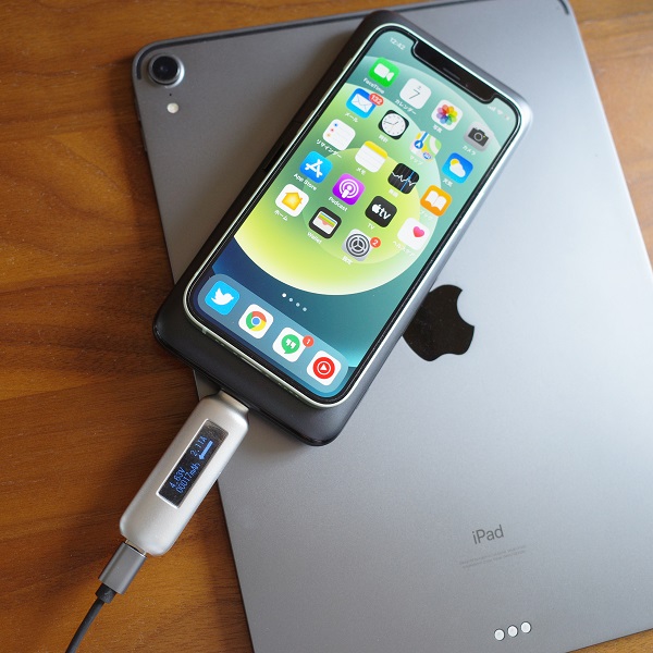 AUKEY Basix Pro(PB-WL02S)でいPhone12 miniとiPad Proを同時に充電