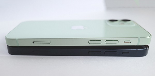 iPhone 13 miniミッドナイト&iPhone 12 miniグリーン側面
