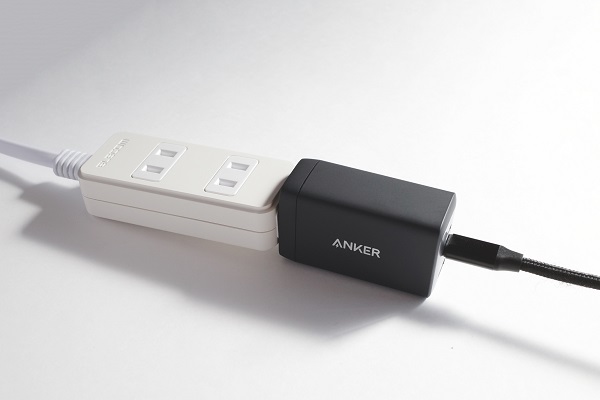 Anker PowerPort III 3-Port 65W Pod電源タップを横向きに接続
