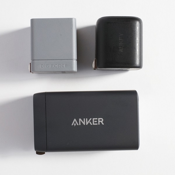 Anker PowerPort III 3-Port 65W Podと1ポートUSB充電器のサイズ比較