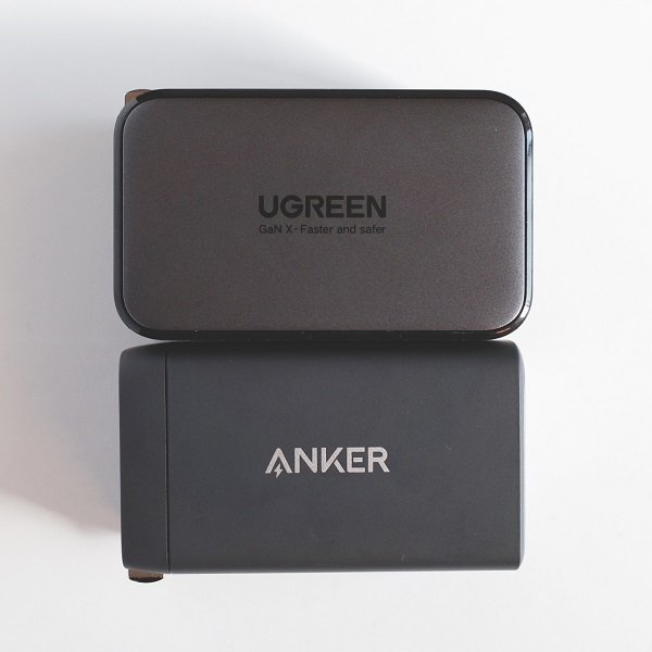 Anker PowerPort III 3-Port 65W PodとUGREEN GaN X65Wのロゴ面