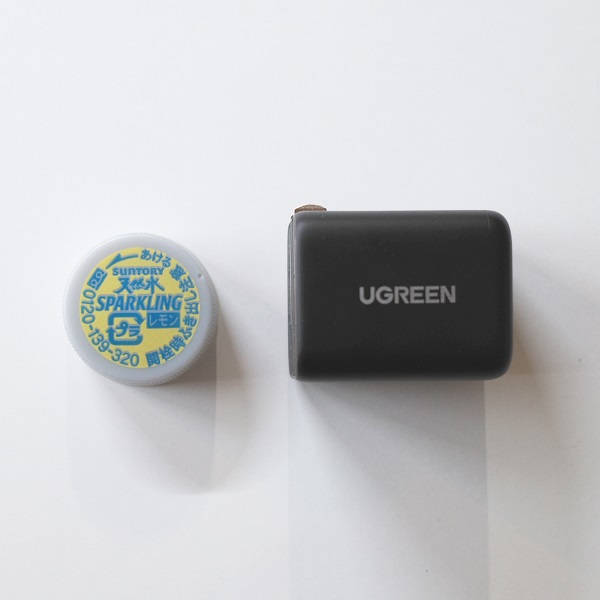 UGREEN PD30W 充電器CD272とペットボトルのキャップのサイズ比較