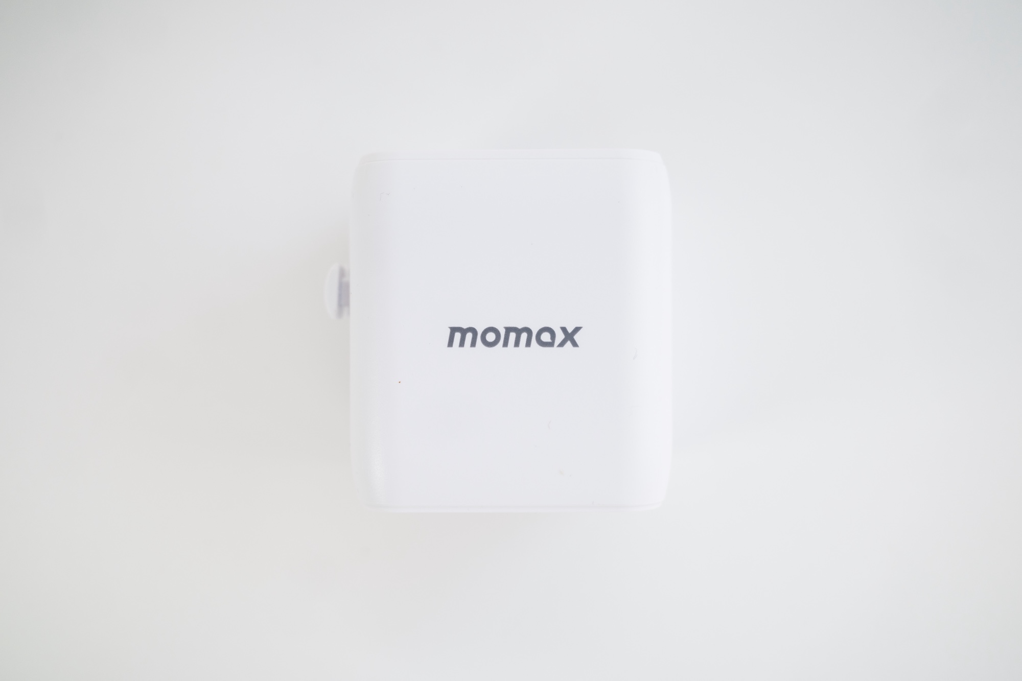 momax ミニ変換プラグ本体下部ロゴ