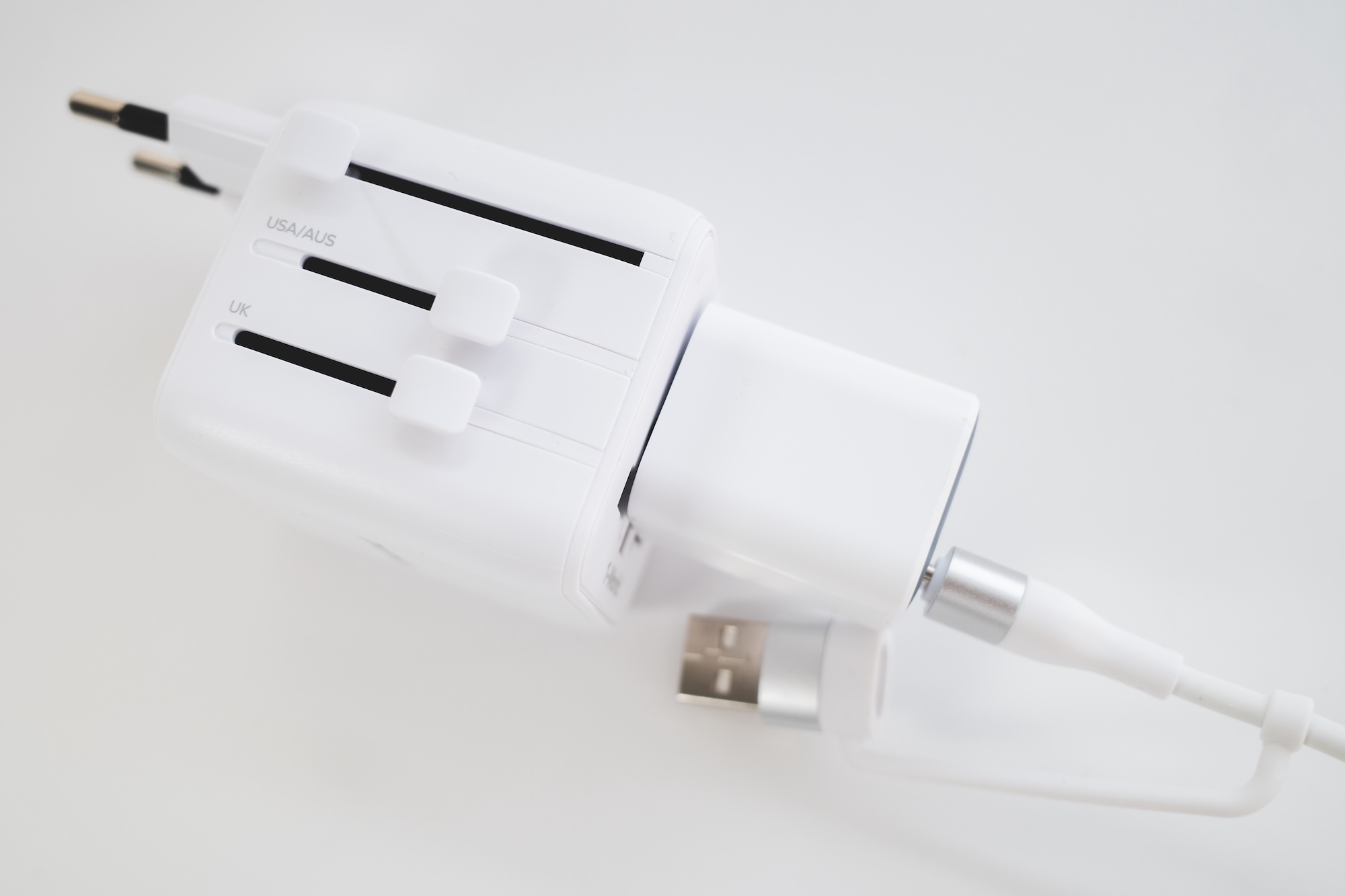momax ミニ変換プラグに充電器をさす