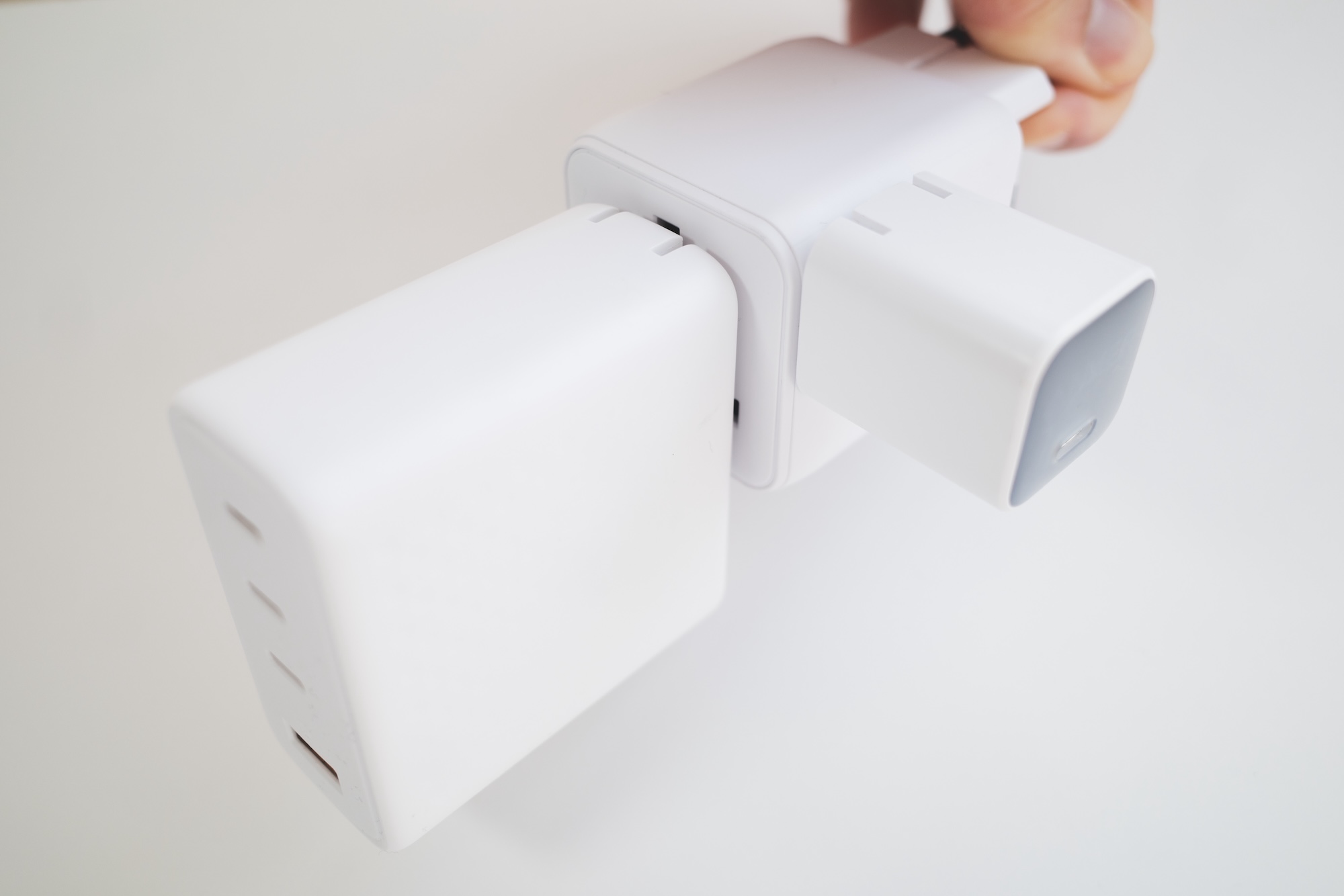momax ミニ変換プラグに充電器を2つさす