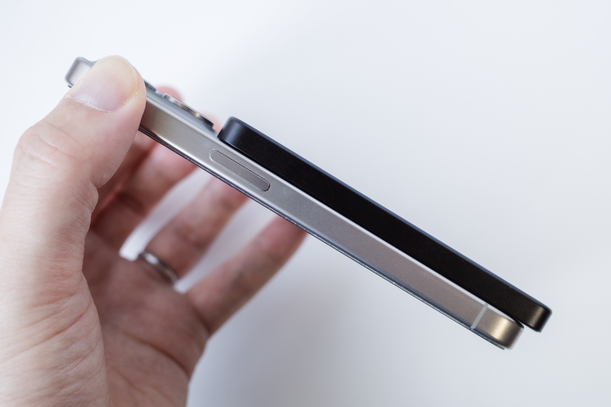MATECH MagOn Ultra Blade 5000をiPhone 15 Proに貼り付けたサイド
