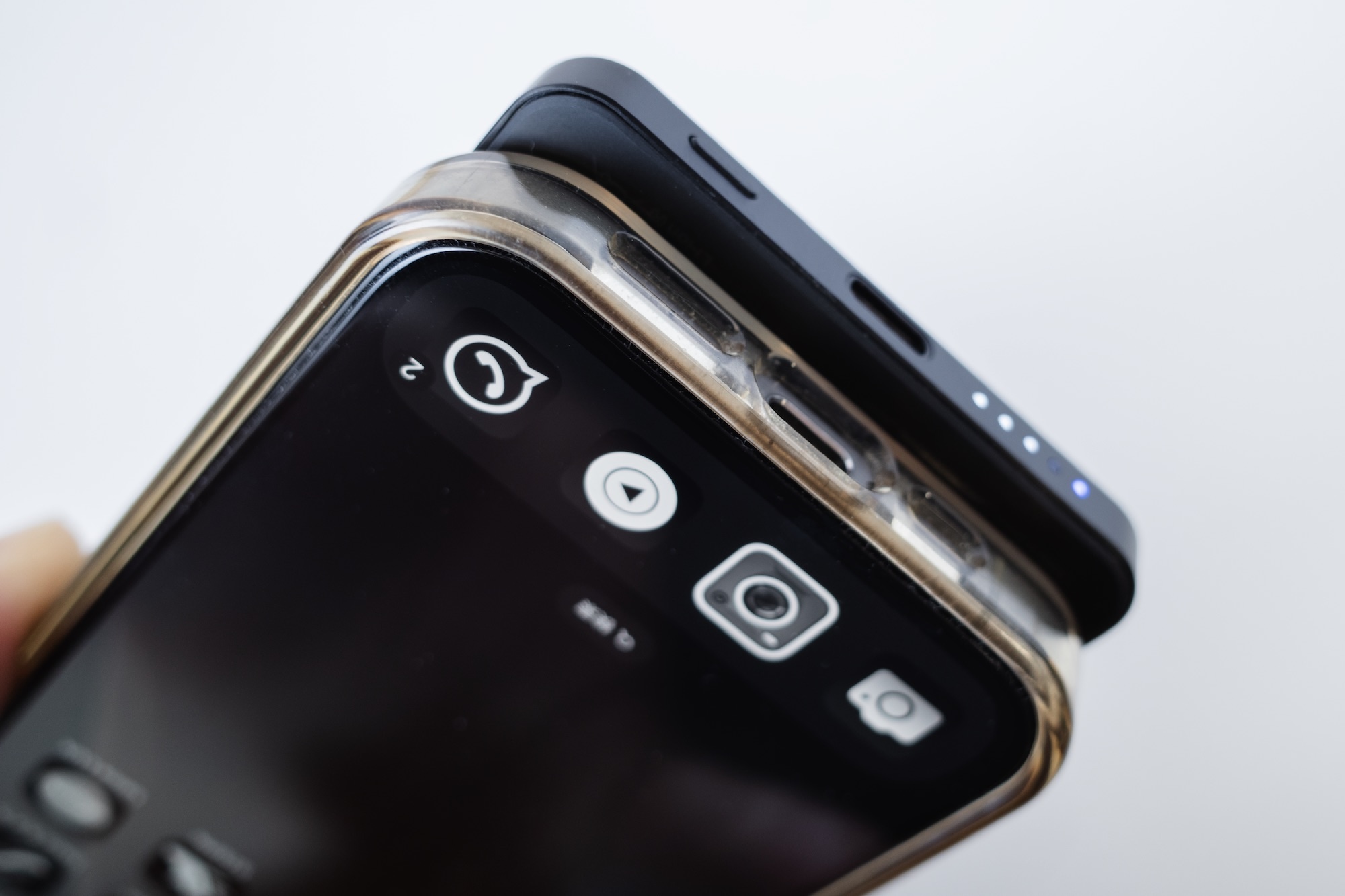 MATECH MagOn Ultra Blade 5000をケース付きのiPhone 15 Proに貼り付けて下から見た場合