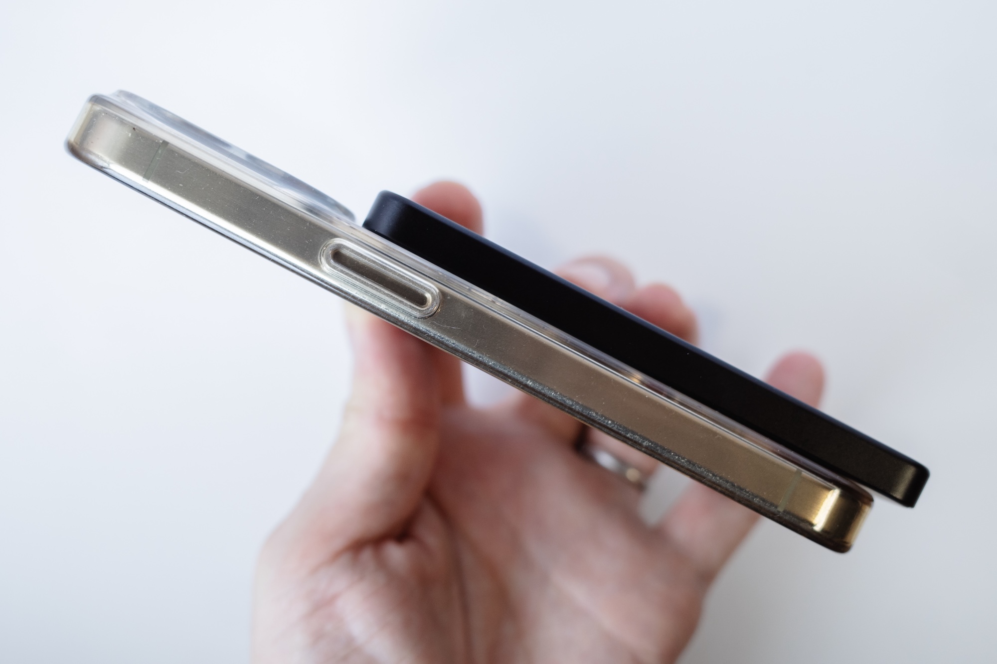 MATECH MagOn Ultra Blade 5000をケース付きのiPhone 15 Proに貼り付けて横から見た場合