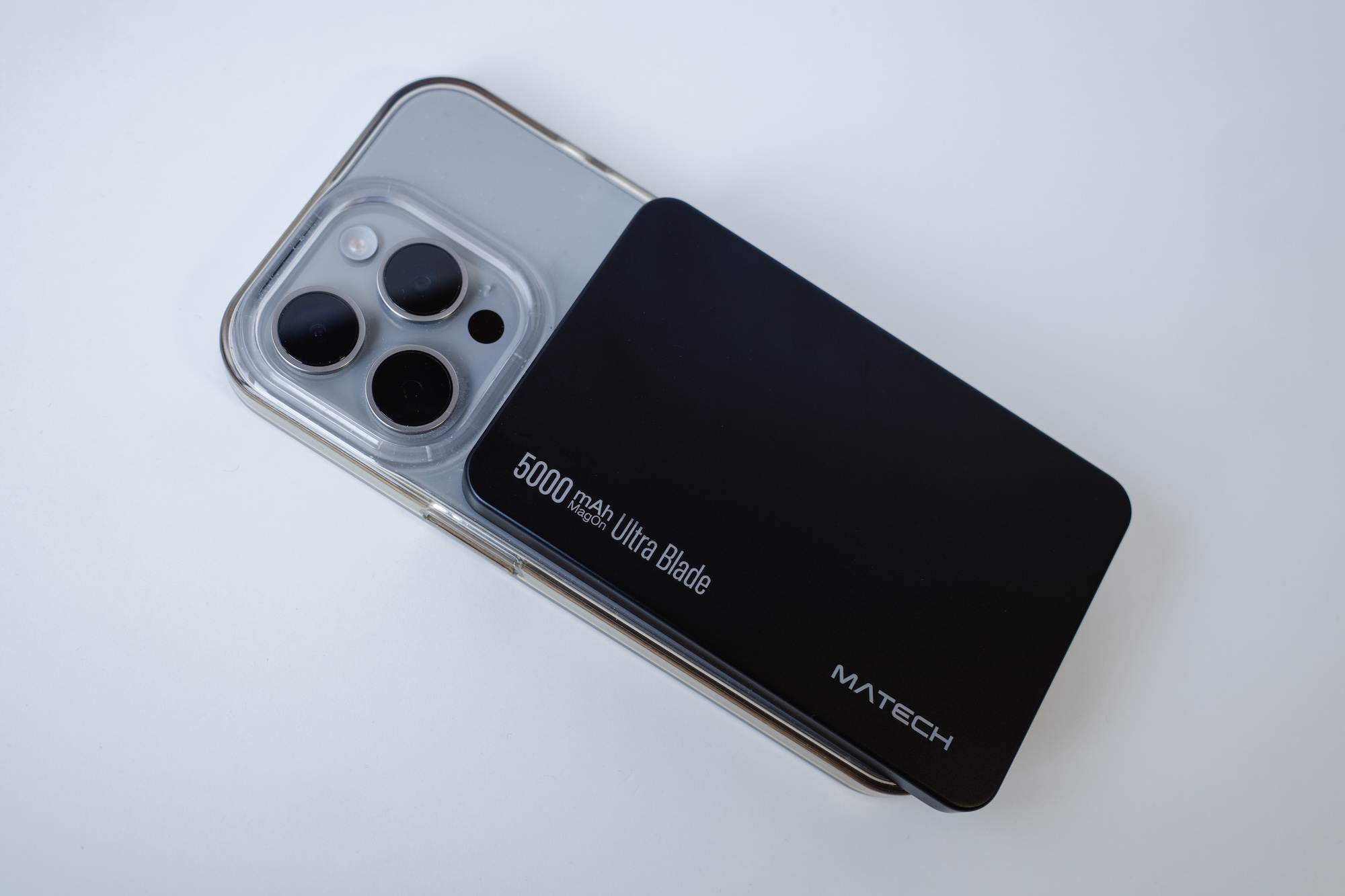 MATECH MagOn Ultra Blade 5000をケース付きのiPhone 15 Proに貼り付け