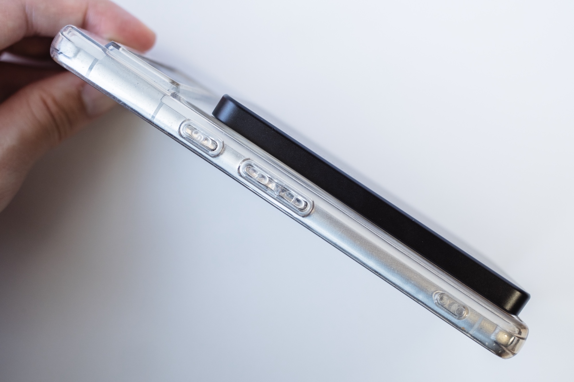 MATECH MagOn Ultra Blade 5000をケース付きのGoogle Pixel 7に貼り付けて横から見た場合