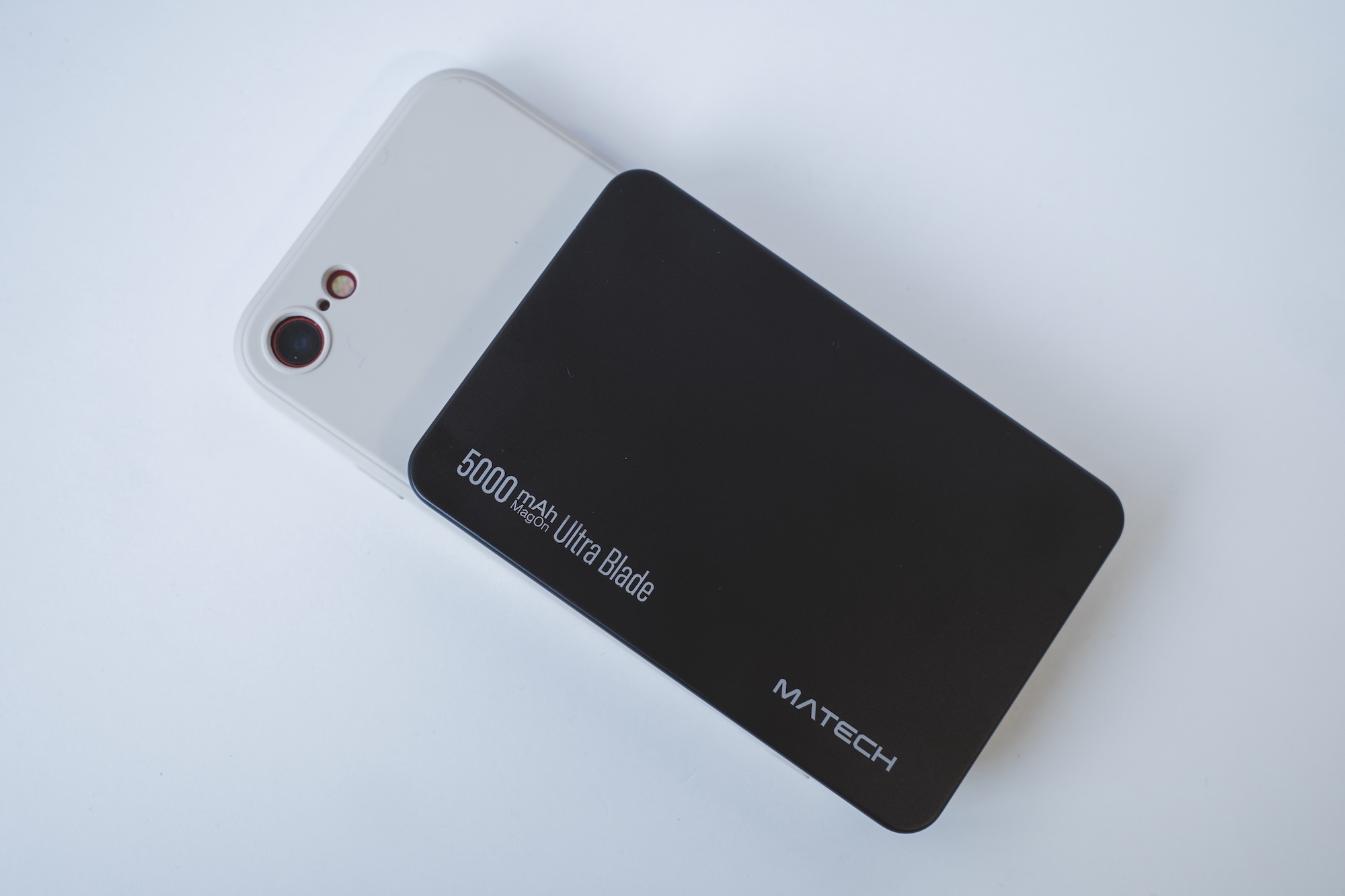 MATECH MagOn Ultra Blade 5000をケース付きのiPhone 1SE2に貼り付け