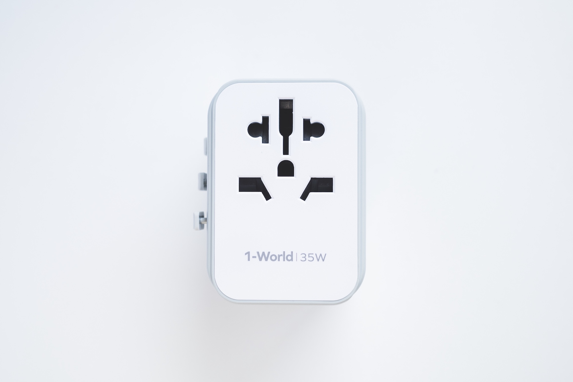 momax 1-World 5-Port Travel Charger 35W正面