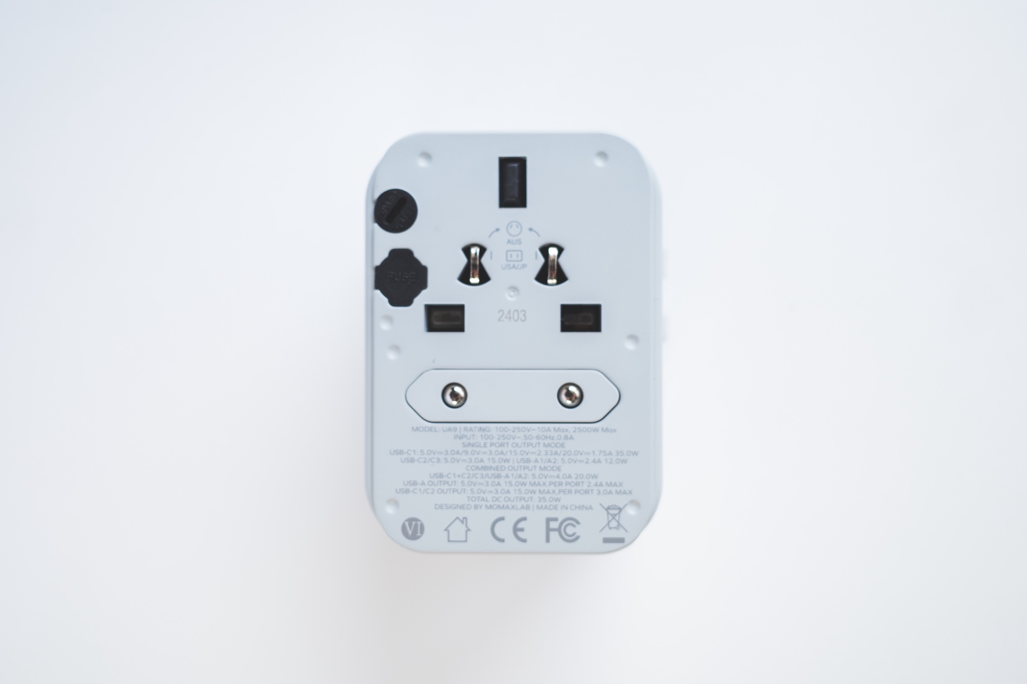momax 1-World 5-Port Travel Charger 35W裏面