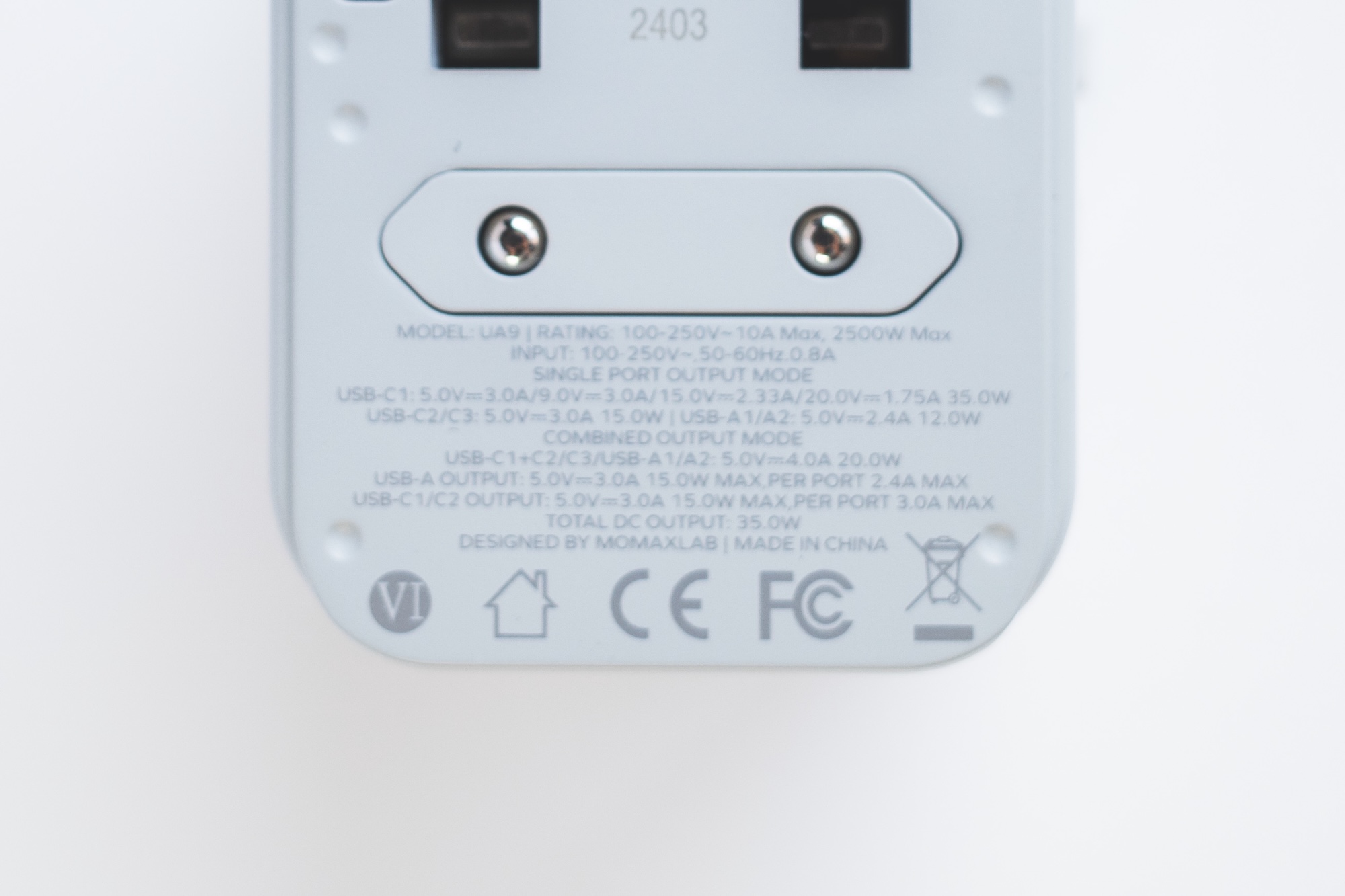 momax 1-World 5-Port Travel Charger 35Wのスペックと各種認証の表示