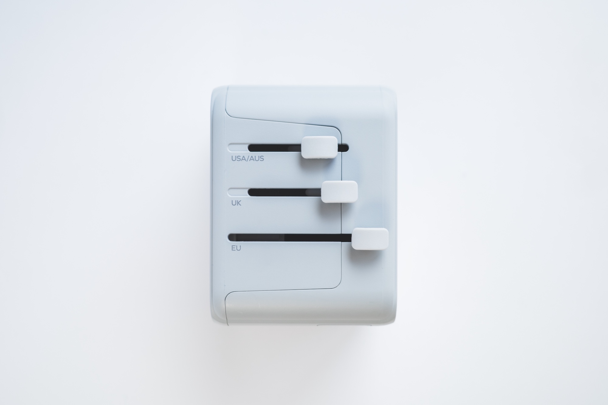 momax 1-World 5-Port Travel Charger 35W スライドスイッチ面