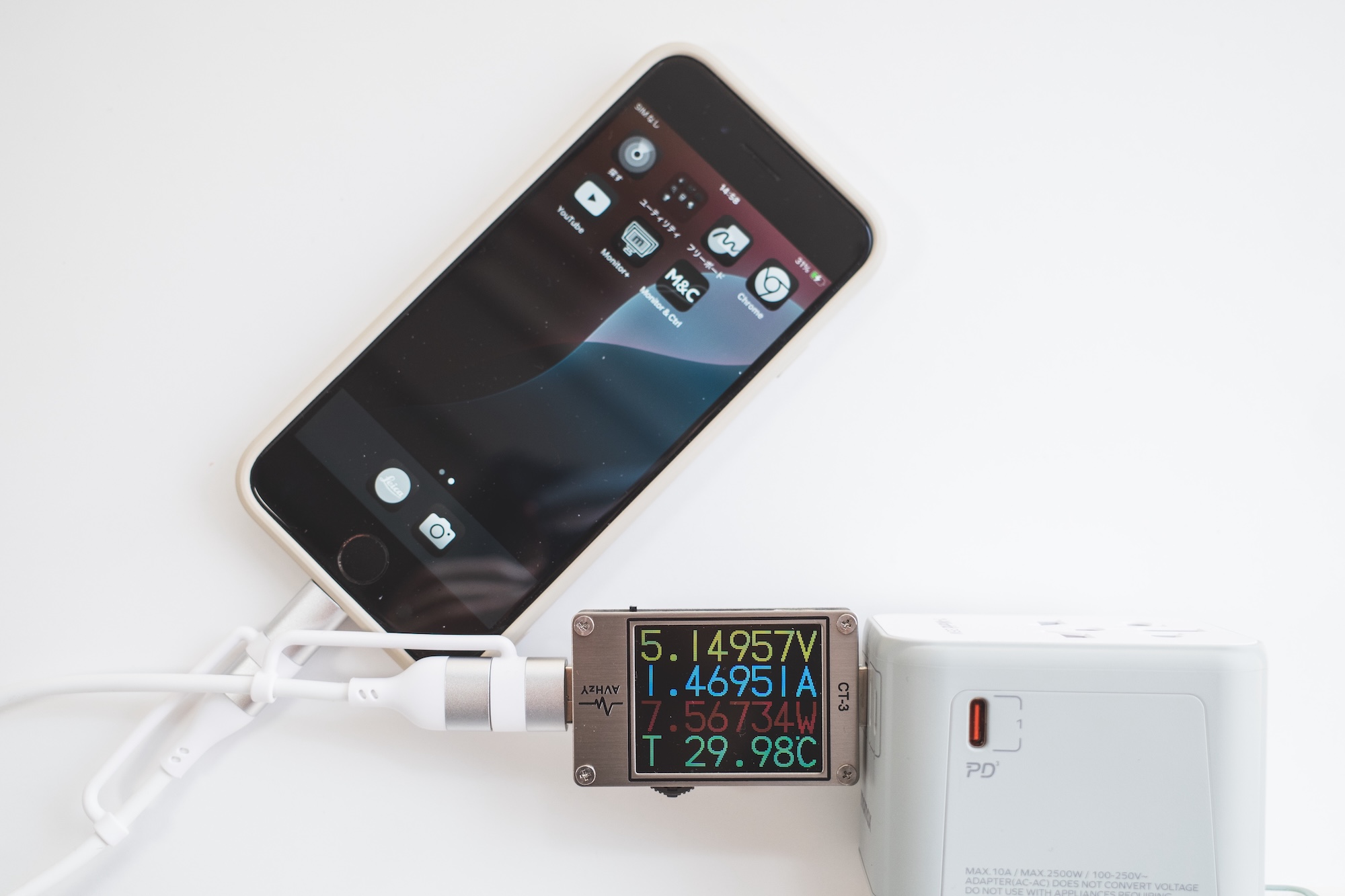 momax 1-World 5-Port Travel Charger 35W iPhone SE 2をUSB-A1で充電