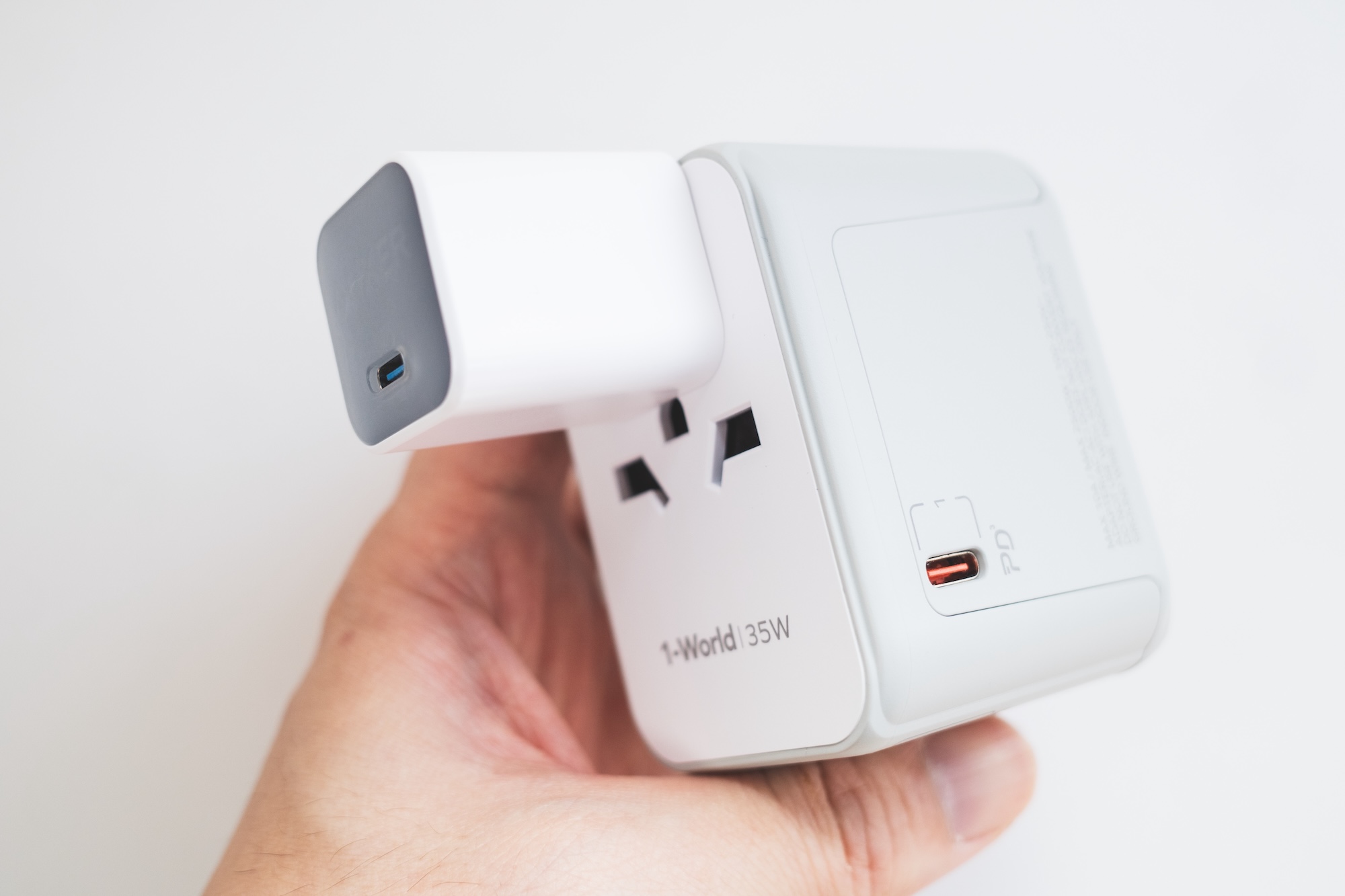 momax 1-World 5-Port Travel Charger 35Wの変換ソケットにUSB充電器を挿す