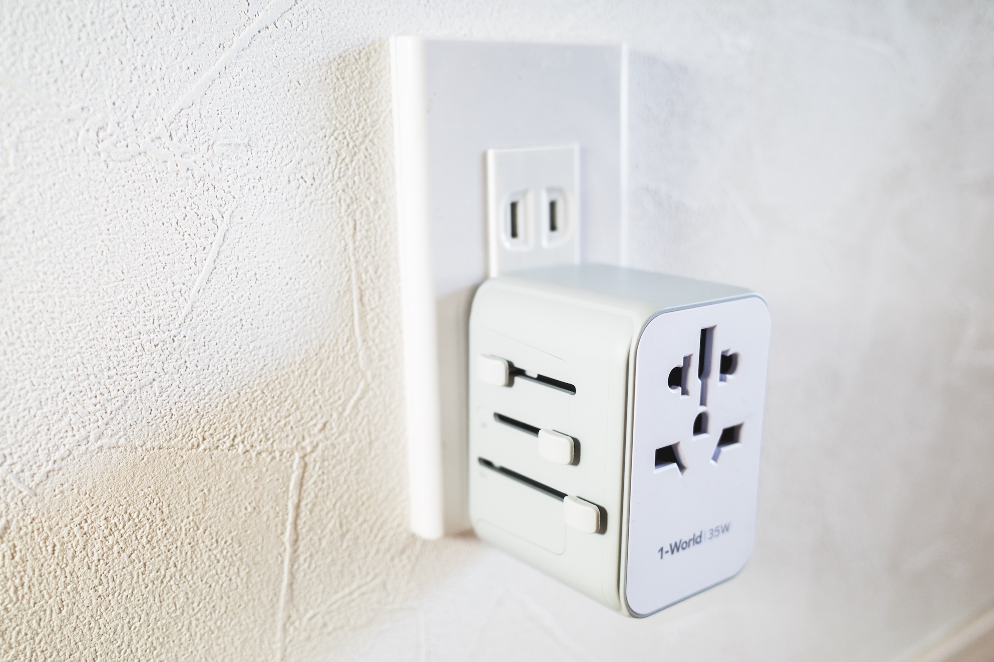 壁のコンセントに挿したmomax 1-World 5-Port Travel Charger 35W