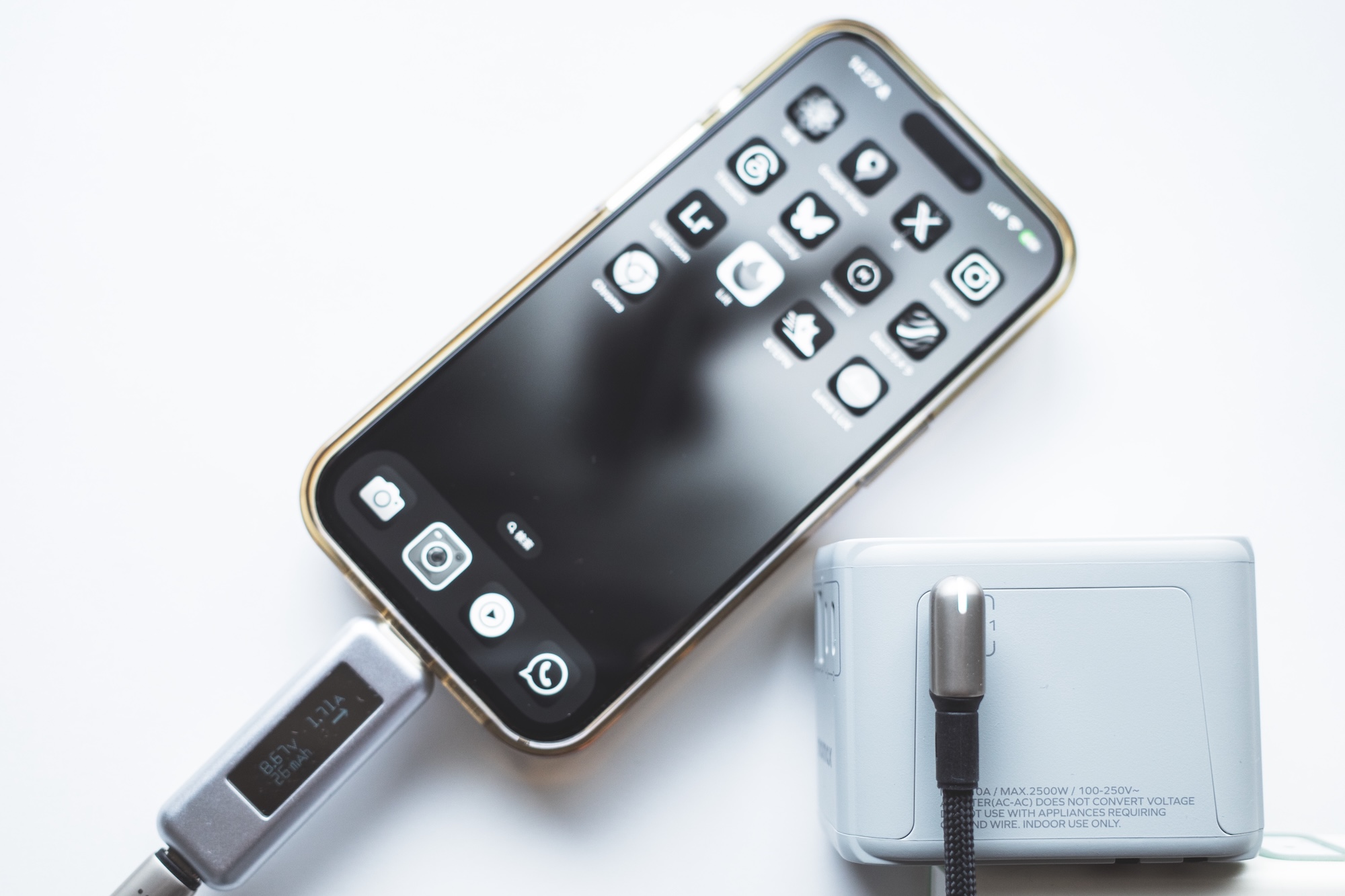 momax 1-World 5-Port Travel Charger 35W iPhone15 ProをUSB-C1で充電