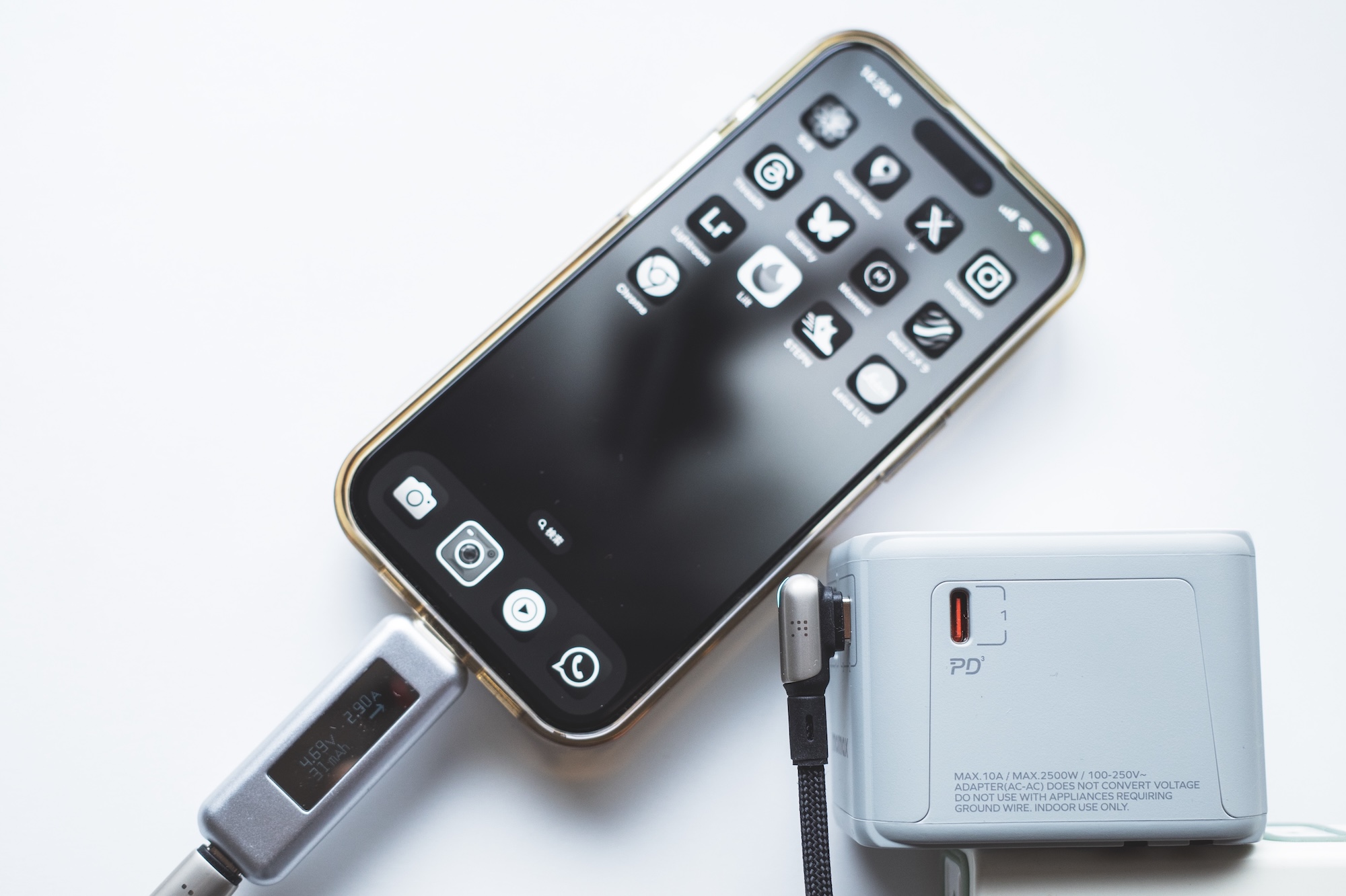 momax 1-World 5-Port Travel Charger 35W iPhone 15 ProをUSB-C2で充電