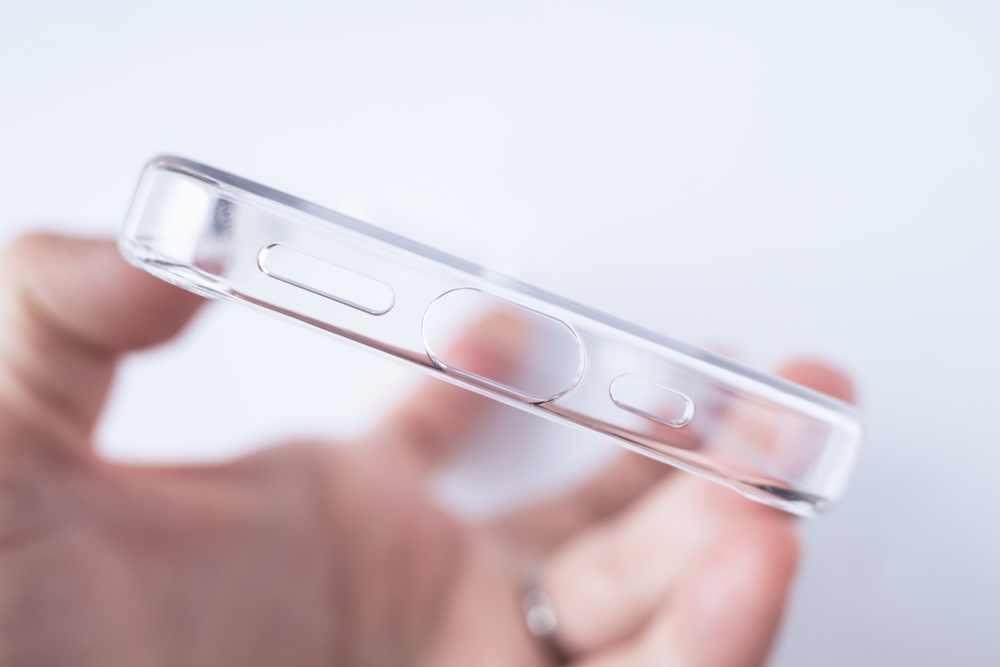 Getri Flat iPhone 16 Clear Case with Magnetic USB-Cポート