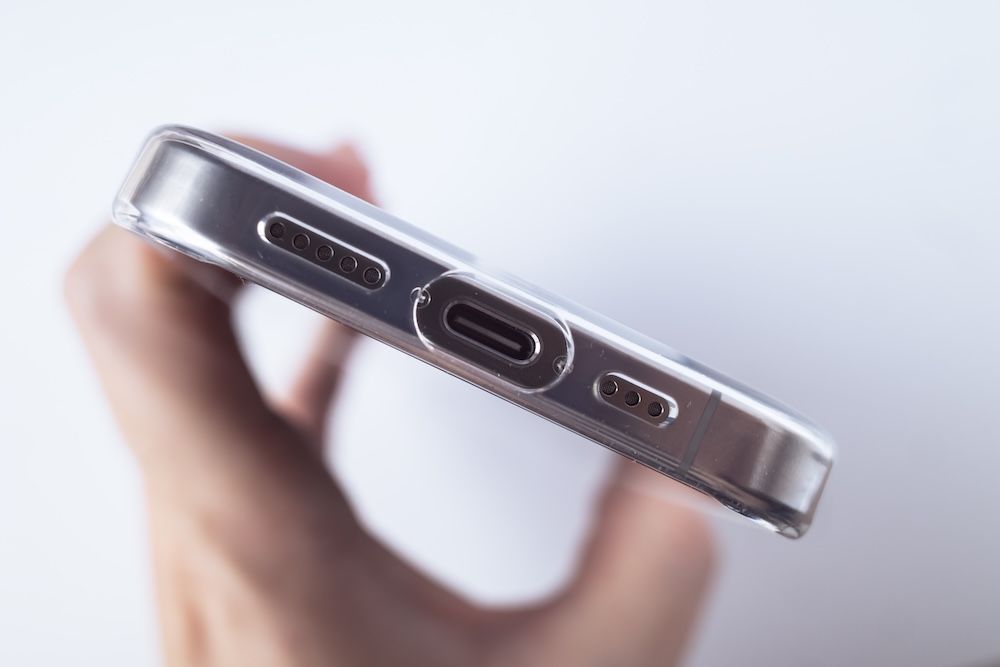 Getri Flat iPhone 16 Clear Case with Magnetic & iPhone 16 Proの充電ポートとスピーカー