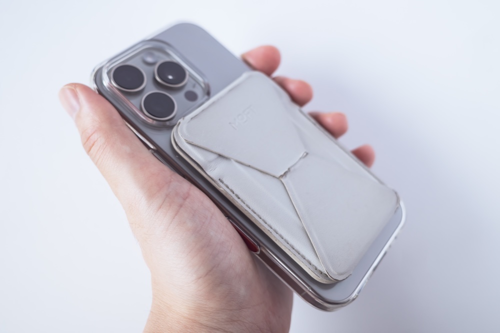 Getri Flat iPhone 16 Clear Case with Magnetic & iPhone 16 ProにMoftのスタンドを装着