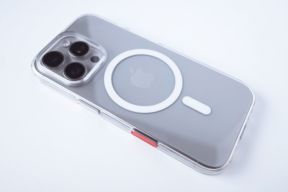 Getri Flat iPhone 16 Clear Case with MagneticをiPhone 16 Proに
装着