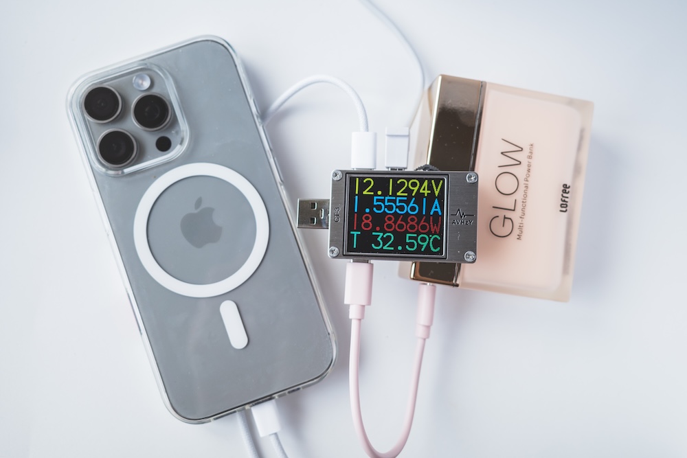 Lofree Glow Power BankでiPhone 16 Proを充電