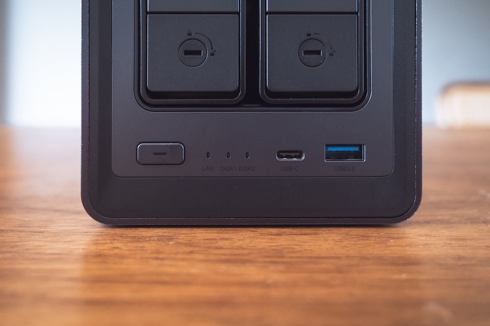 UGREEN NASync DXP2800前面ポート