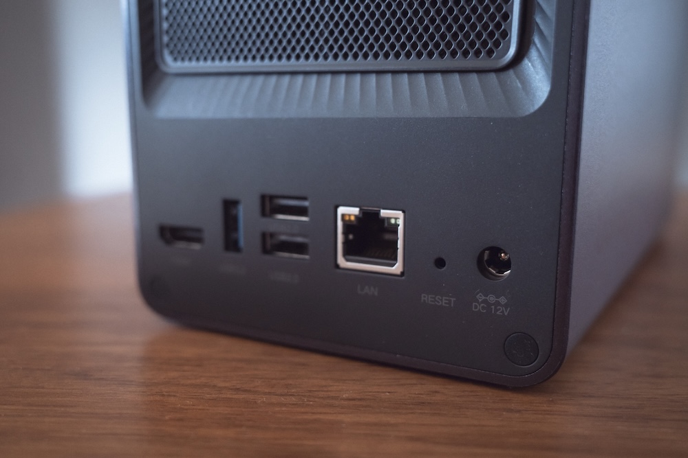 UGREEN NASync DXP2800背面ポート