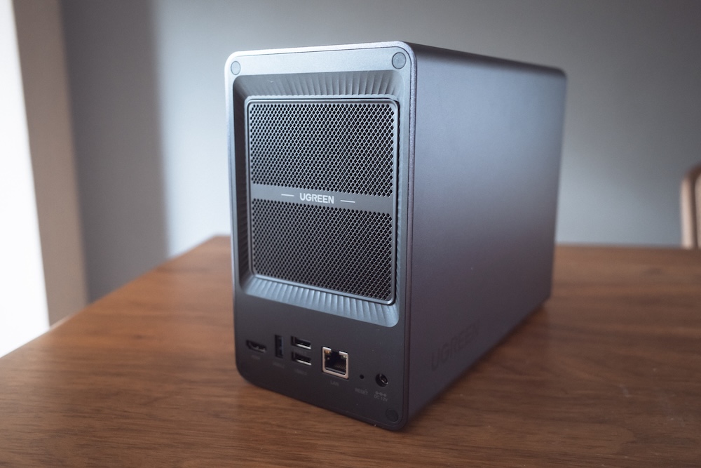 UGREEN NASync DXP2800背面