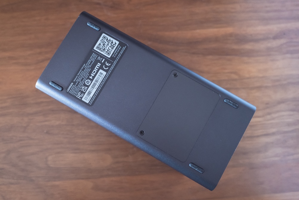 UGREEN NASync DXP2800底部