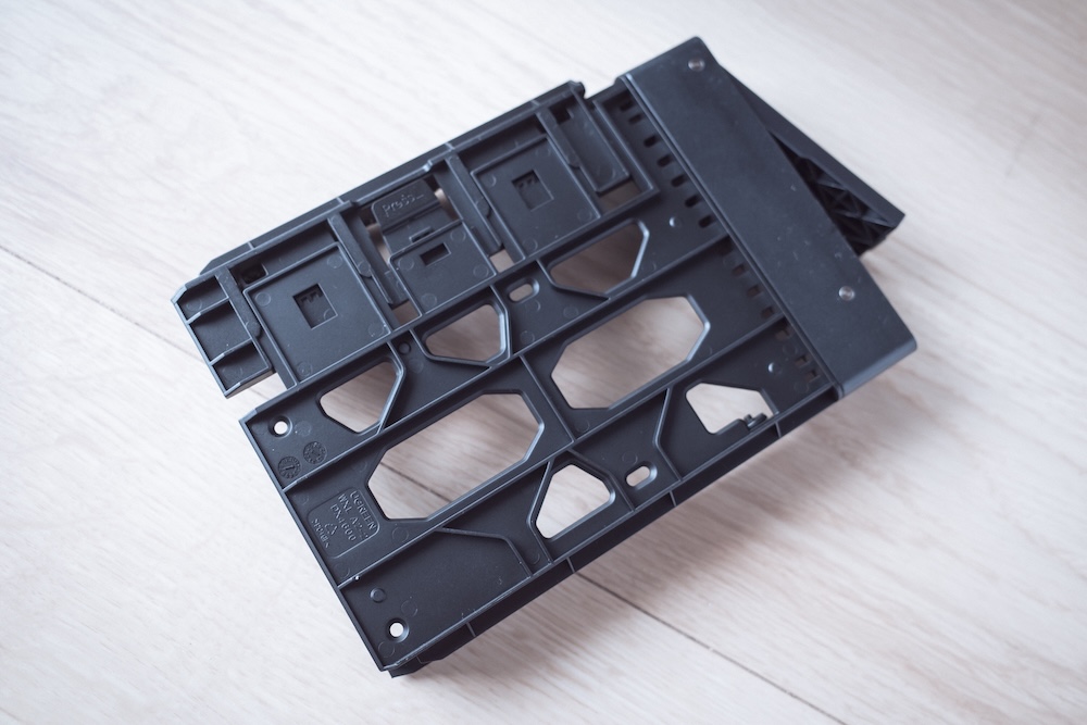 UGREEN NASync DXP2800ハードドライブトレイ クランプアーム引き出し