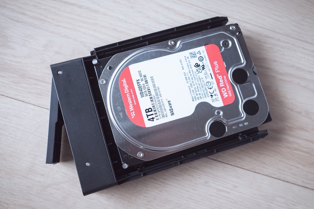 UGREEN NASync DXP2800ハードドライブトレイにHDD装着
