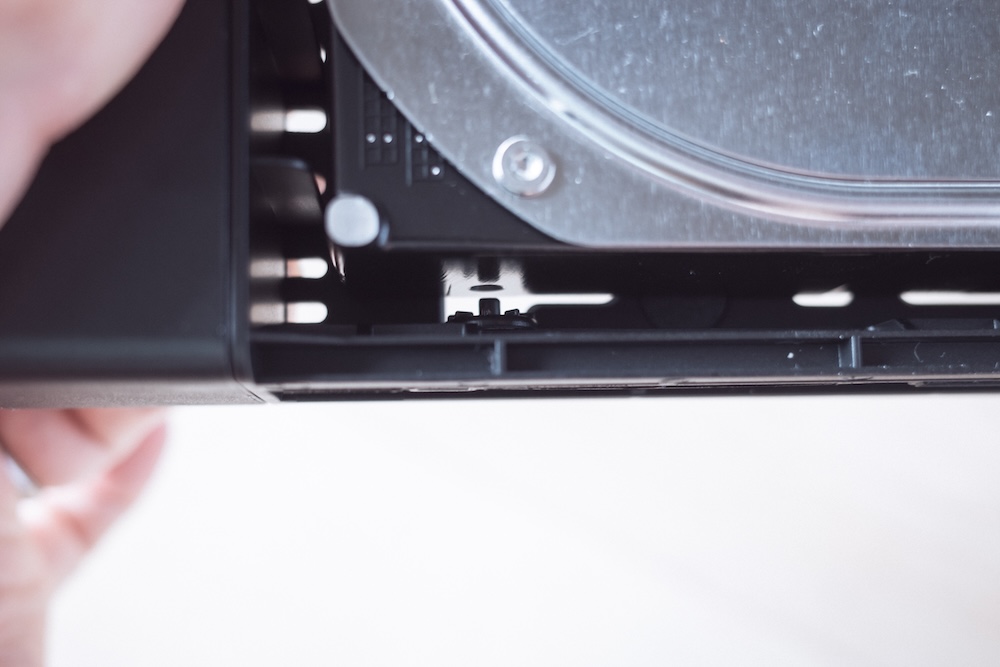 UGREEN NASync DXP2800ハードドライブトレイとHDDのネジ穴あわせ